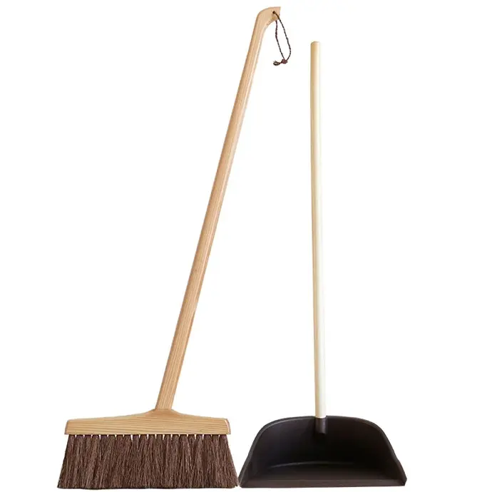 [795229743103] BROOM AND DUSTPAN SET W/WOODEN HANDLE